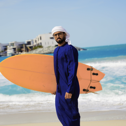 صور: حمد الهاشمي أول مدرب إماراتي في ركوب الأمواج