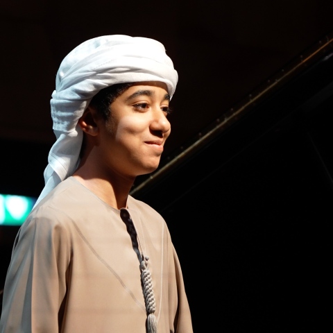${rs.image.photo} الطفل أحمد الهاشمي من أصحاب الهمم: موهبة العزف على البيانو